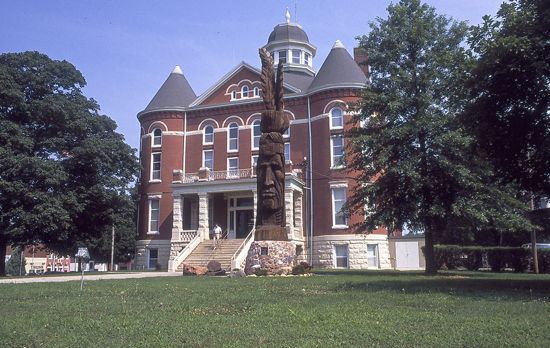 Doniphan County Courthouse at Troy, Kansas, with the Tall Oak monument