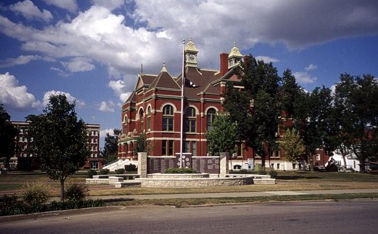 Franklin County Courthouse and war memorial in Ottawa, Kansas