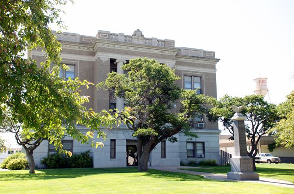 Sheridan County Courthouse and war memorial in Hoxie, Kansas
